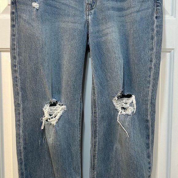 NWT Old Navy Mid-Rise Boyfriend Jeans Cropped Rolled Hem Distressed Light Sz 10 - Picture 1 of 9